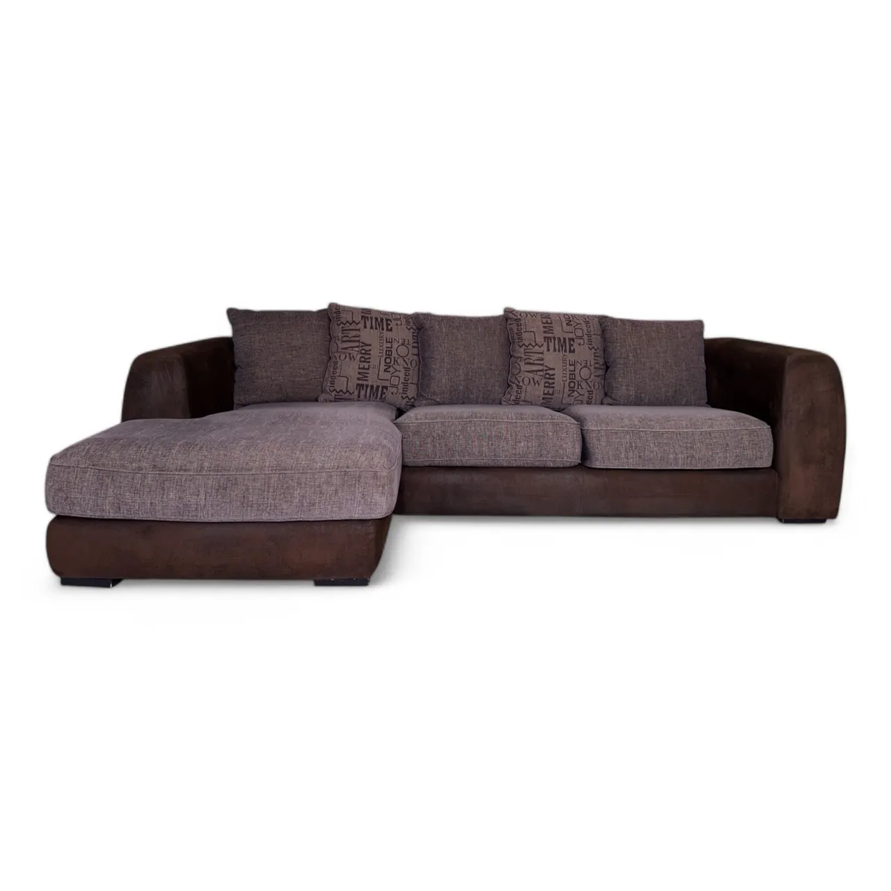 boston_sofa_i_brun_farge_med_mønstret_puter